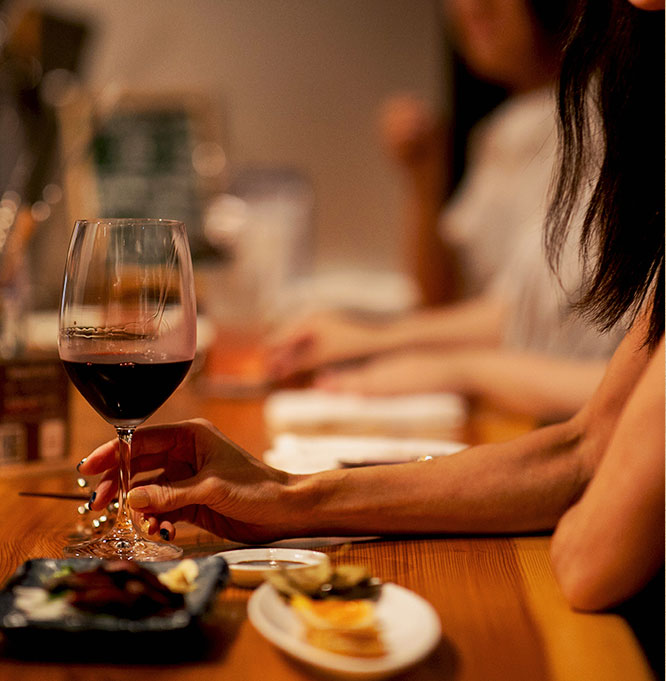 京橋で女子会 一人飲み デートに 夜ご飯 食事ができるバーが人気